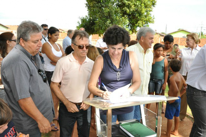 Moradores do Jardim das Orquídeas I e II recebem asfalto Prefeita Márcia Moura durante assinatura para o início da obra asfáltica no Jardim das Orquídeas
Foto: Assessoria