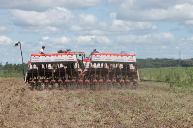 O ciclo evolutivo da fazenda São Matheus, começa durante semeadora dos grãos, operados por modernos implementos...   