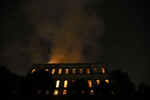 Incêndio atinge o Museu Nacional do Rio de Janeiro, na Quinta da Boa Vista - Tânia Rego/Agência Brasil
