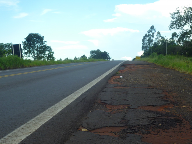 Acostamentos serão nivelados com a pista, reduzindo os riscos de acidentes em ultrapassagens.