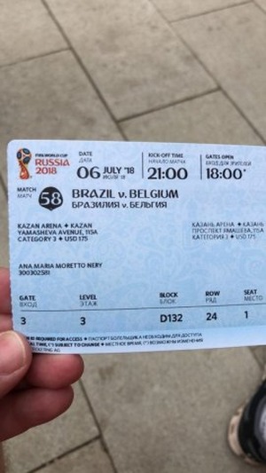 Em Moscou, três-lagoense é só alegria com ingresso das quartas de final Mário Grassi tirou foto do ingresso para mostrar aos amigos e familiares em Três Lagoas (Foto: Paulo Nonato de Souza)