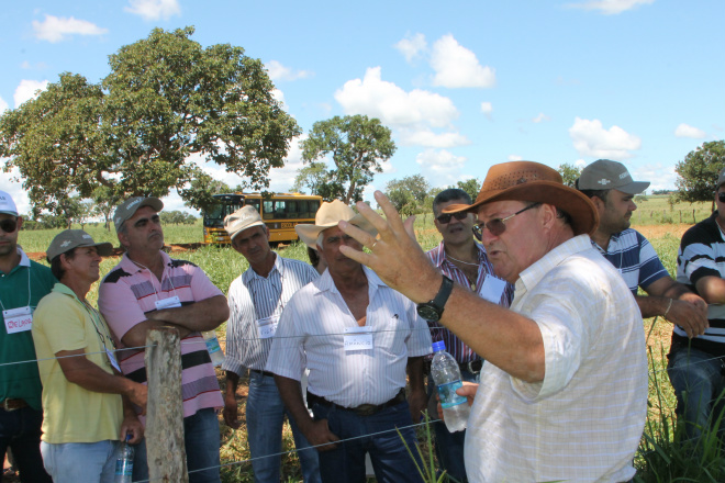 Dia de Campo em Inocência atrai mais de 150 produtores rurais O pesquisador da Embrapa Gado de Corte, Armindo Kichel explicou aos produtores as vantagens de investirem no programa Mais Inovação (Foto: Ricardo Ojeda)