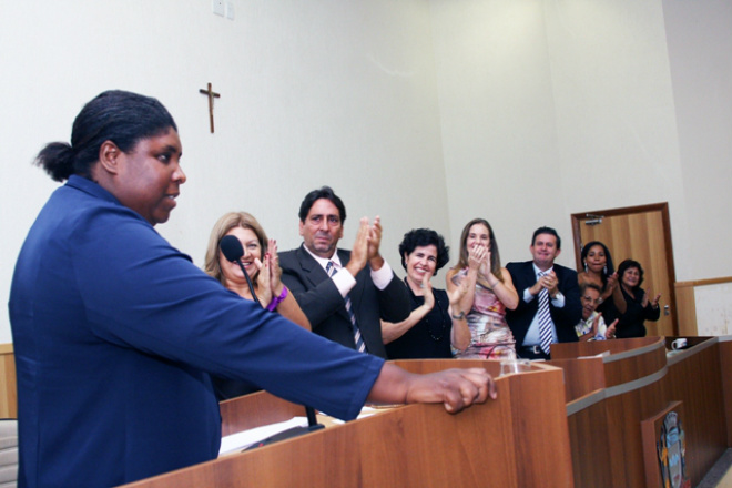 Emoção marca sessão solene do Dia da Mulher na Câmara Ruth Roberta de Souza durante sua fala na tribuna
Foto: Assessoria de Imprensa