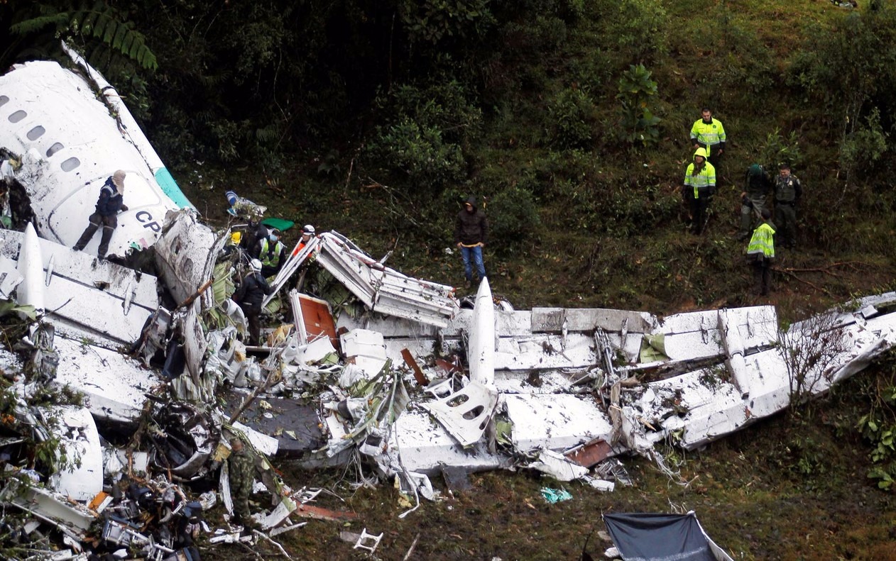 Acidente da Chapecoense, 1 ano depois: veja perguntas e respostas sobre a tragédia 71 pessoas morreram após avião da LaMia cair perto de Medellín, na Colômbia (Foto: Fredy Builes/Reuters)