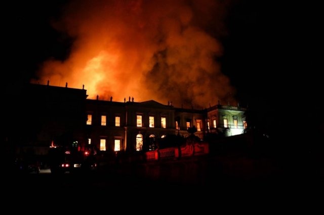 A mais de 1,4 mil km, o museu que se queimou levou parte da história de MS O Museu Nacional, um dos mais antigos do Brasil, em chamas (Marcelo Sayão/EFE)