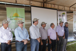 Dia de Campo em Inocência atrai mais de 150 produtores rurais Depois do Dia de Campo, autoridades se reuniram na seda de fazenda para apresentação dos programa aos convidados (Foto: Ricardo Ojeda)