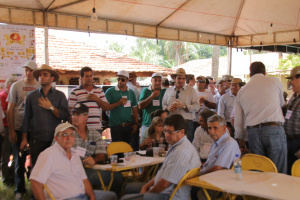 Dia de Campo em Inocência atrai mais de 150 produtores rurais Mais de 150 produtores da região do Bolsão e do estado de São Paulo prestigiaram o evento rural (Foto: Ricardo Ojeda)