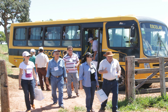 Dia de Campo em Inocência atrai mais de 150 produtores rurais Convidados foram transportados de ônibus nas áreas desenvolvidas pelo pelo programa (Foto: Ricardo Ojeda)