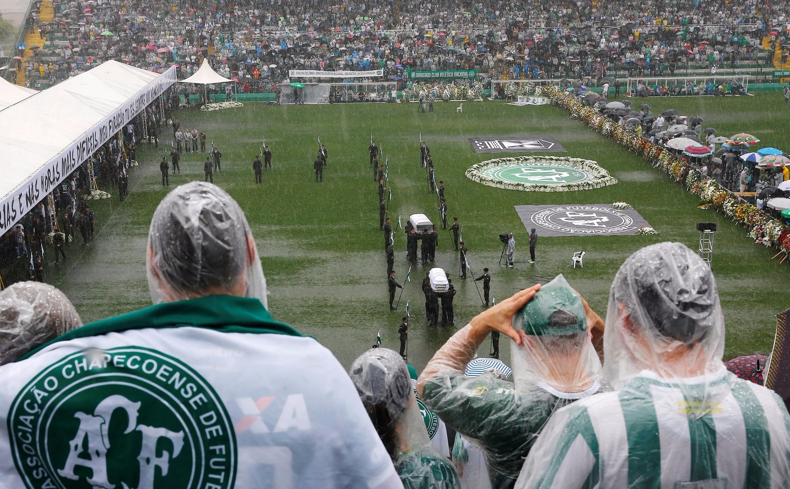 Acidente da Chapecoense, 1 ano depois: veja perguntas e respostas sobre a tragédia Em dezembro de 2016, Arena Condá recebeu enterro coletivo de 50 vítimas (Foto: Ricardo Moraes / Reuters)