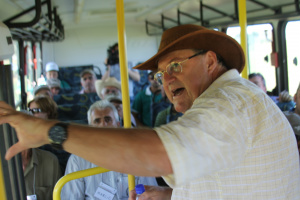 Dia de Campo em Inocência atrai mais de 150 produtores rurais Armindo Kichel, pesquisador da Embrapa Gado de Corte, durante o trajeto explicou aos participantes a evolução do programa durante os nove meses de atividades (Foto: Ricardo Ojeda)