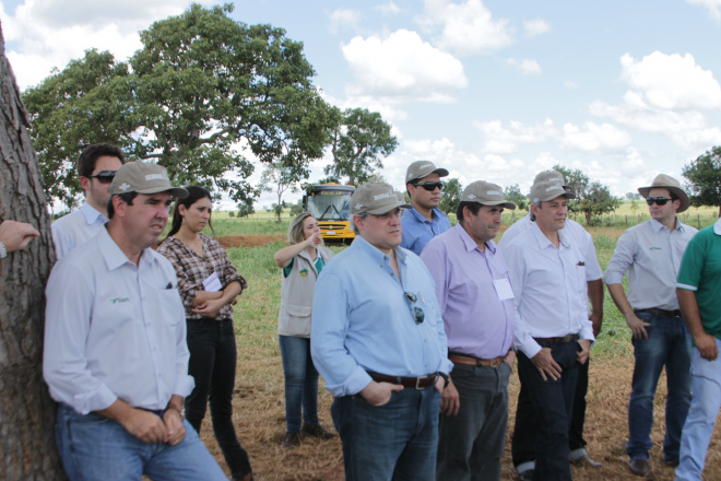 Dia de Campo em Inocência atrai mais de 150 produtores rurais Comitiva da Famasul e autoridades do Banco do Brasil e da Embrapa marcaram presença na fazenda Dois Irmãos (Foto: Ricardo Ojeda)