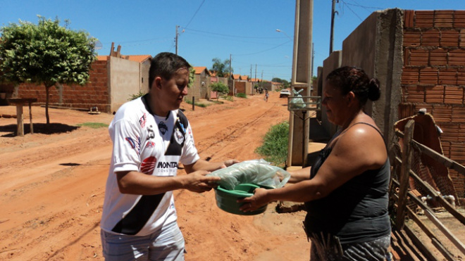 Gil continua um trabalho que era desenvolvido pelo seu pai, José Miguel, com intuito de levar alimento para a população três-lagoense (Foto: Divulgação/Assecom)