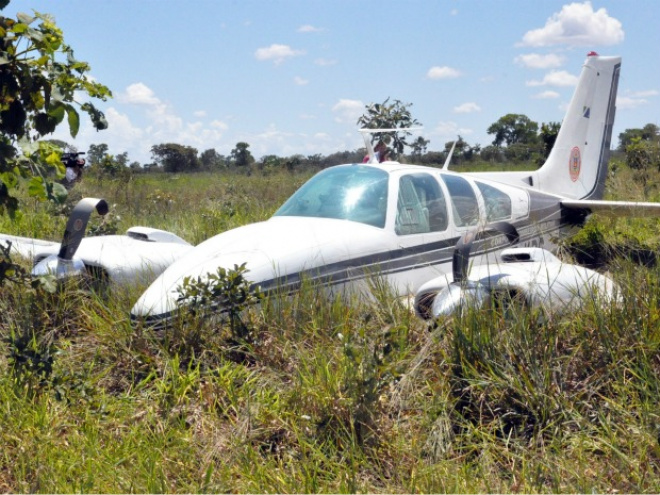 Avião com dois bombeiros e um policial civil fez pouso forçado na Capital.(Foto: Tatiane Queiroz/G1 MS)