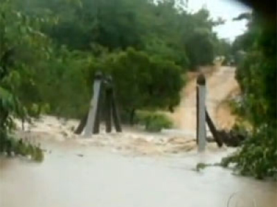 Enchente derruba ponte em São Gabriel do Oeste,
em Mato Grosso do Sul (Foto: Reprodução/TV Globo)
