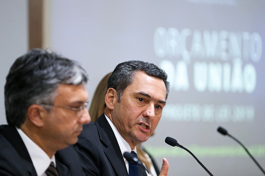 Guardia (ao lado do ministro do Planejamento, Esteves Colnago) fala na apresentação da proposta da LOA
Marcelo Camargo/Agência Brasil
