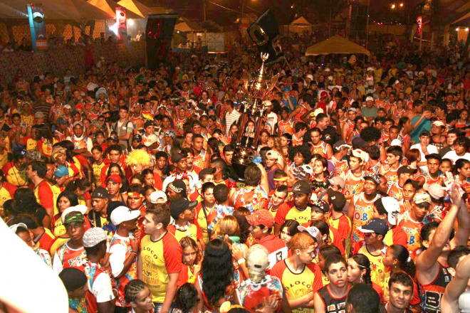 Foliões do OB comemoram vitória no CarnaRibas 2011 (Foto: Assessoria de Imprensa)