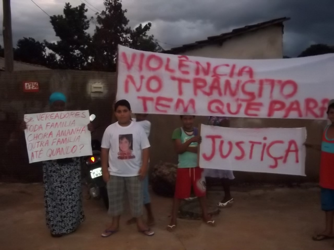 Familiares e amigos de vítima fatal protestam na Egídio Thomé Familiares e amigos estenderam faixas pedindo justiça e apoio dos vereadores
Foto: Guta Rufino