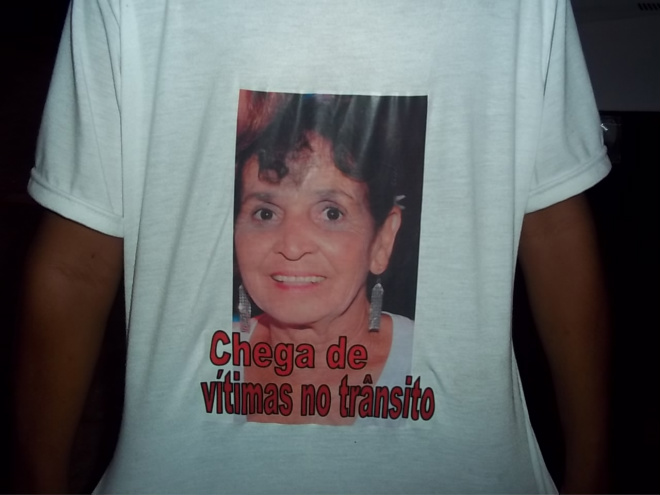 Familiares e amigos de vítima fatal protestam na Egídio Thomé Dirce, de 64 anos, morreu após ser atropelada por um motociclista sem CNH em alta velocidade, em frente a sua residência
Foto: Guta Rufino