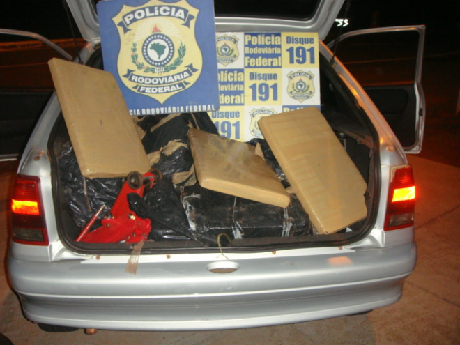 300 quilos de maconha são apreendidos pela PRF em Água Clara Os ocupantes do carro fugiram para o interior de uma propriedade agrícola que fica às margens da rodovia e abandonaram o carro
Foto: PRF