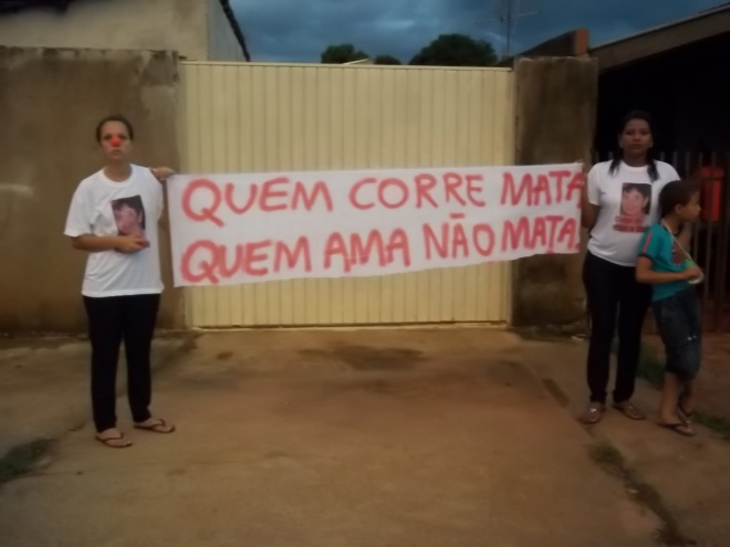 Familiares e amigos de vítima fatal protestam na Egídio Thomé Na próxima semana os manifestantes irão se reunir na Câmara Municipal para reivindicar sinalização para a rua Egídio Thomé no JK
Foto: Guta Rufino