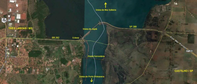 Imagem de satélite mostra localização da nova ponte, à jusante do vertedouro da usina, ao lado da ponte ferroviária.