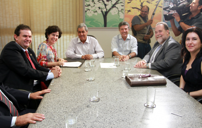 Governador André Puccinelli, executivos da Azul, prefeitos Murilo Zauith e Márcia Moura e deputado Eduardo Rocha comemoram primeira rota regional. (Foto: Rachid Waqued)