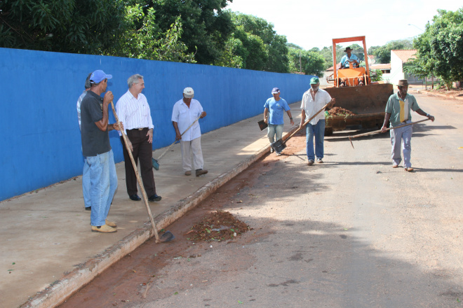 Brasilândia faz limpeza no bairro João Paulo da Silva O secretário pede que depois da limpeza quem necessitar de algum lugar para colocar lixo peça a caçamba para a prefeitura (Foto: Divulgação/Assecom)