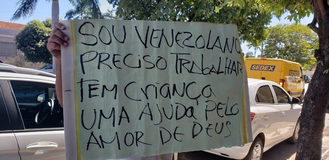 Refugiados venezuelanos pedem emprego nas ruas de Três Lagoas Escondendo o rosto com medo de represálias, Ender pede ajuda para validar sua licença de motorista. Foto: Ricardo Ojeda