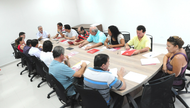 Os vereadores se reuniram para discutir sobre os novos projetos que apresentados durante a sessão que acontece hoje (Foto: Assecom)