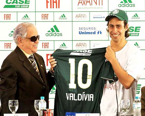Salvador Hugo Palaia e o meia Valdívia (Foto: Divulgação/Google)