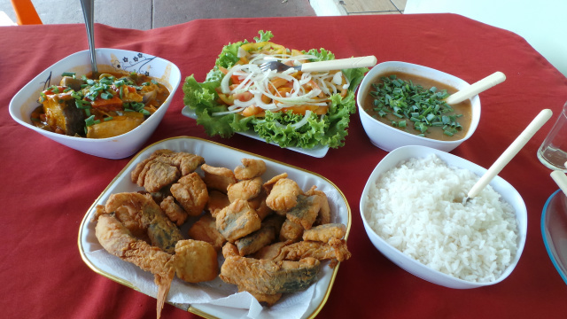 Na Semana Santa peixe é o cardápio principal de muitas famílias Uma refeição com custo menor que um lanche está sendo comercializado ao preço de R$ 18 por pessoa no restaurante do Miguelzinho na Rosário Congro (Fotos: Ricardo Ojeda)