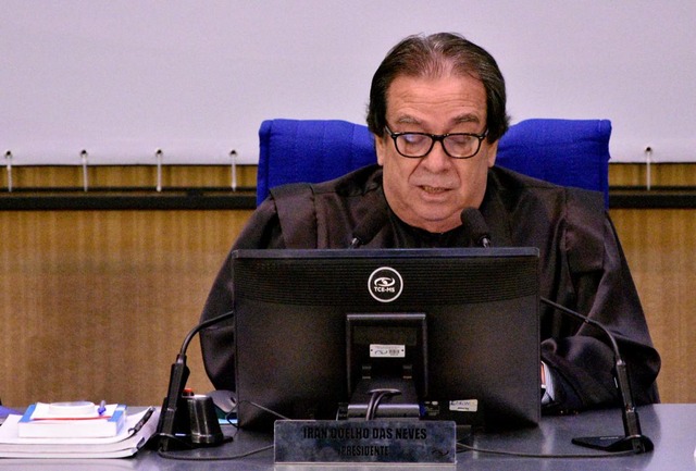 Salário de conselheiro sobe até 89% e presidente do TCE recebe meio milhão em quatro meses Primeiro funcionário de carreira a comandar TCE, Iran Coelho das Neves recebeu R$ 496,2 mil em de janeiro a abril, sendo R$ 354,3 mil líquido, sem qualquer desconto (Foto: Arquivo)