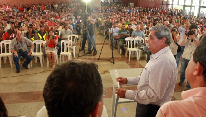 Governador comenta greve dos professores em cerimônia de lançamento de curso de capacitação de mototaxista. (Foto: Rachid Waqued)