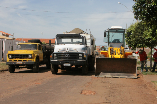 Máquinas e veículos da Prefeitura vão ficar no Jardim dos Ypês por 30 dias, até conclusão de obras no asfalto. (Foto: Ricardo Ojeda)
