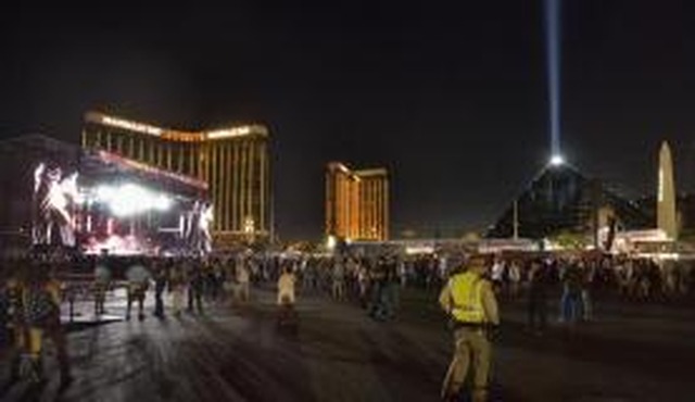 Atirador deixa ao menos 50 mortos ao disparar contra público que acompanhava um show de música country em Las Vegas. (Foto: Bill Hughes/Las Vegas News Bureau/EPA/direitos reservados)