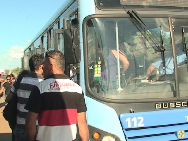 Estudantes reclamam da falta de ônibus. (Foto: Maycon Almeida)