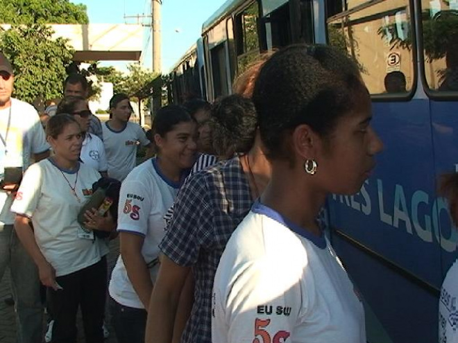 Transporte em Três Lagoas é um caos; população sofre Estudantes pagam R$ 2 para ir e voltar da escola. (Foto: Maycon Almeida)