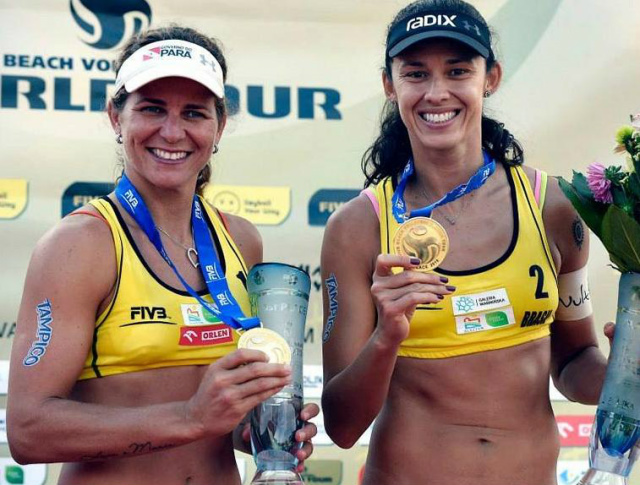 Larissa e Talita no pódio do Grand Slam da Polônia. (Foto: FIVB / Divulgação)