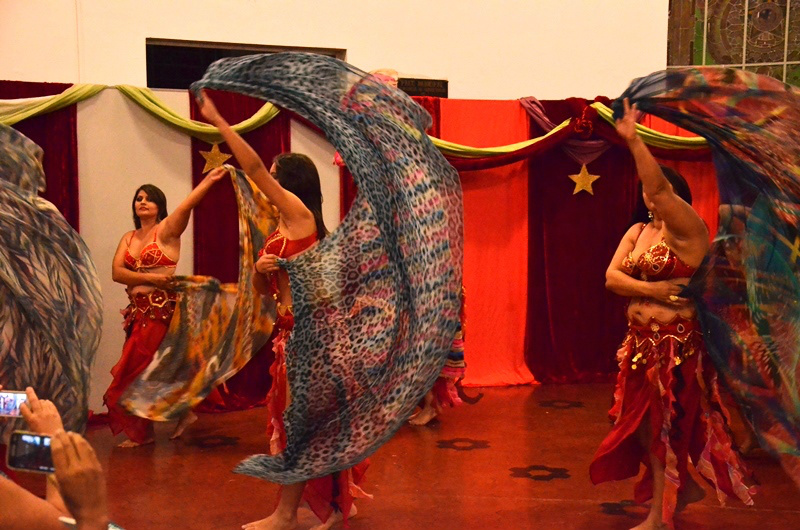 Sarau de Danças Folclóricas mostra riqueza da cultura Árabe O evento contou com 10 apresentações alternadas entre 15 bailarinas que apresentaram passes de dança do ventre e folclóricas árabes. (Foto: Assessoria)