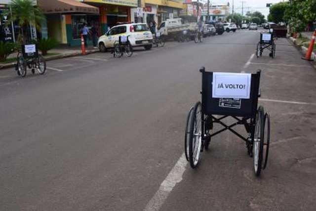 Prefeitura realiza ação de trânsito sobre vagas de carro para idosos e pessoas com deficiência