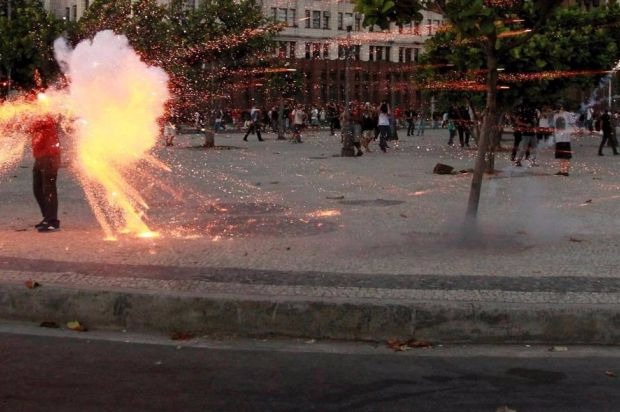 Momento exato da explosão do rojão que matou cinegrafista Santiago Andrade.