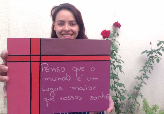 Com caixinhas artesanais e frases motivacionais jovem três-lagoense dá a volta pra cima Carla segurando uma de suas peças personalizadas a mão (Foto: Guta Rufino)