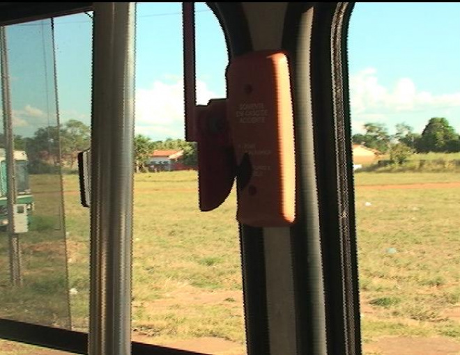 Transporte em Três Lagoas é um caos; população sofre Lavanca de saída de emergência está com o suporte quebrado e os dizeres estão apagados, dificultando a leitura
Foto: Maycon Almeida