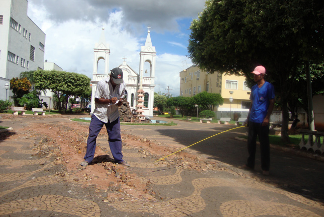 Operários medem calçada para fazer orçamento dos estragos (Foto; Izabela Fernandes)