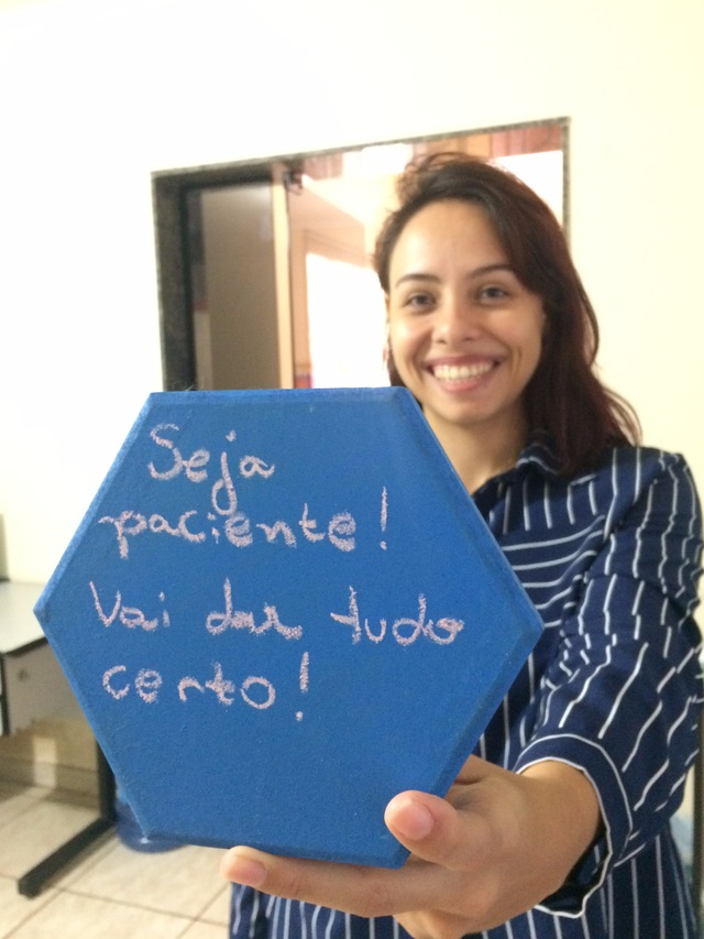 Com caixinhas artesanais e frases motivacionais jovem três-lagoense dá a volta pra cima Carla apresentando mais de uma de suas caixinhas (Foto: Guta Rufino)