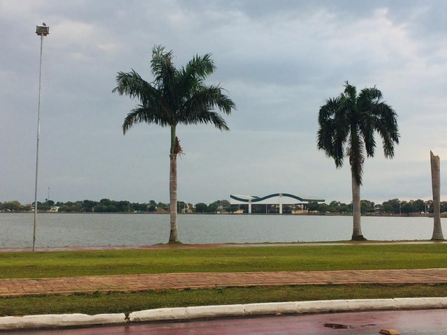 Dia será nublado e chuvoso, segundo a meteorologia Nuvens de chuva se formam na área central de Três Lagoas. (Foto: Gisele Berto)