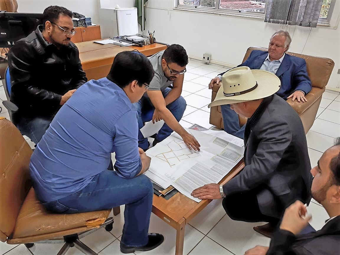 Guerreiro apresenta ao SPU georreferenciamento de áreas a serem doadas ao Município (Foto: Assessoria).