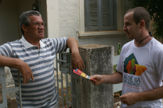 Agentes comunitários orientam sociedade sobre prevenções contra dengue e leishmaniose. (Foto: Adriano Vialle)