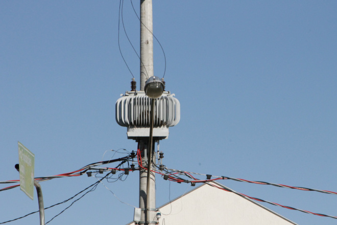 Transformador em rede de energia na rua Eloy Chaves não aguenta consumo de ar condicionado na loja Giga Byte. (Foto: Ricardo Ojeda)