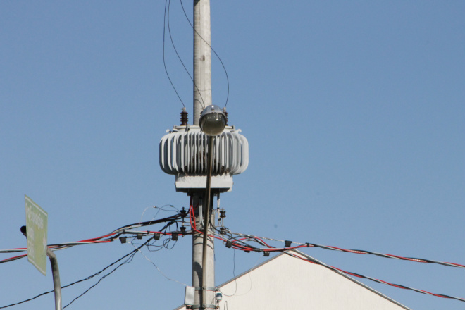 Rede de energia da Elektro em Três Lagoas opera no limite Transformador em rede de energia na rua Eloy Chaves não aguenta consumo de ar condicionado na loja Giga Byte. (Foto: Ricardo Ojeda)